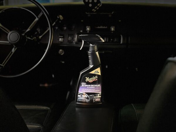 Meguiar’s product opgesteld op de midden console van een auto