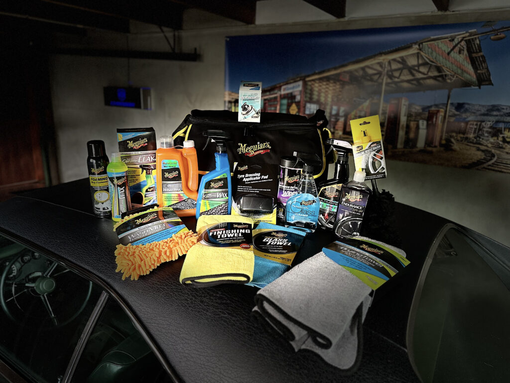 Meguiar’s autopoetsproducten opgesteld op een dak van een auto